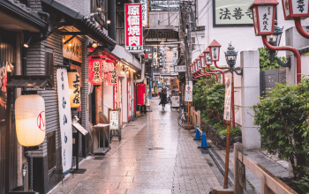 Wisatawan berjalan melalui gerbang torii merah di Fushimi Inari Taisha selama paket tour Jepang 7 hari.